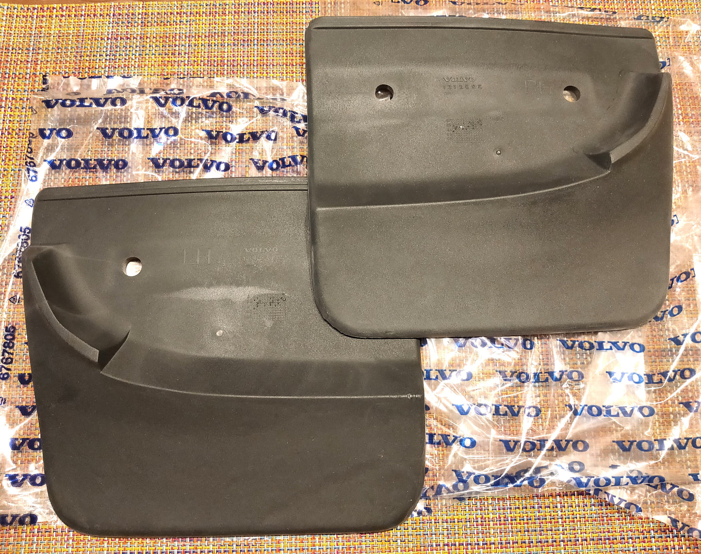 ボルボ 240 260 マッドガード(泥除け)フロント左右セット【ボルボ純正・新品】