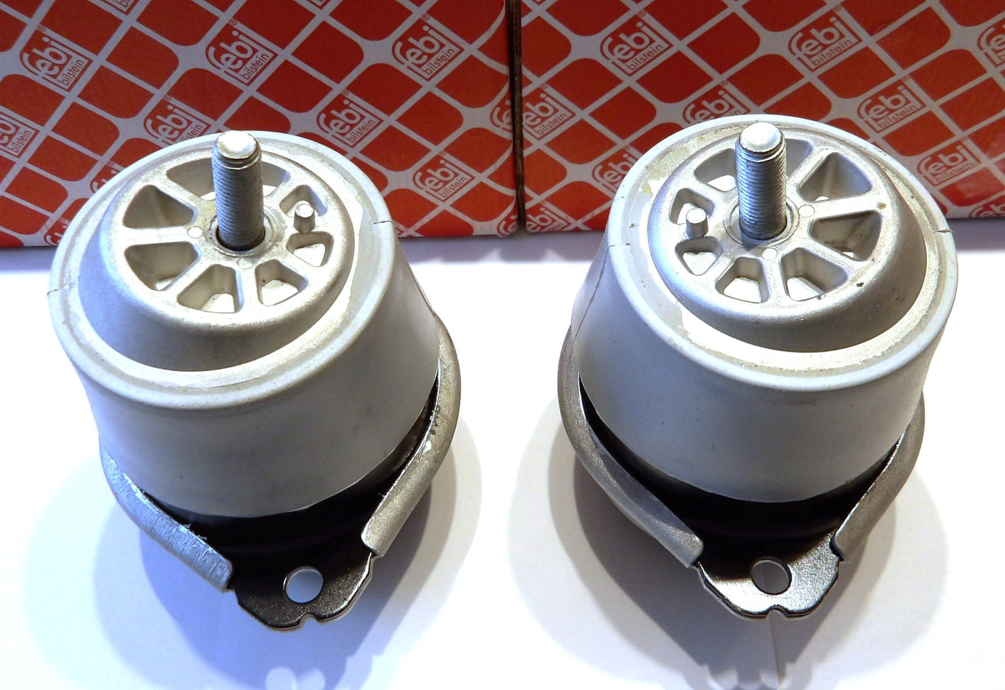 ポルシェ カイエン(955/957/9PA) ・アウディ Q7(4LB)・VW TOUAREG(7L) エンジンマウント 左右セット【ヒートシールド付・新品】