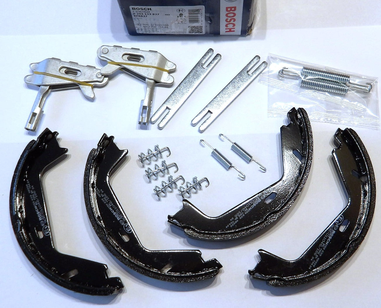 ボルボ S60(MK1) S80(MK1/2) V70(MK2/3) XC70(MK1/2)用サイドブレーキ シューセット【BOSCH製・新品】ハンドブレーキ・パーキング 送料無料