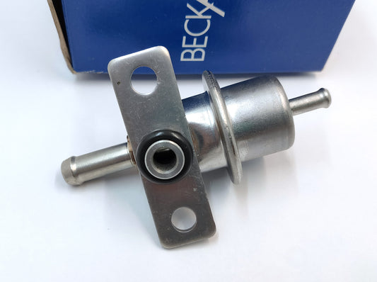 ボルボ 850 C70 S70 V70 用フューエルインジェクションプレッシャーレギュレーター 【新品】