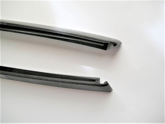 サーブ 9-3 FB207 FB284 セダン・エステート(コンビ)フロントウィンドウガラストリム左右セット【サーブ純正・新品】