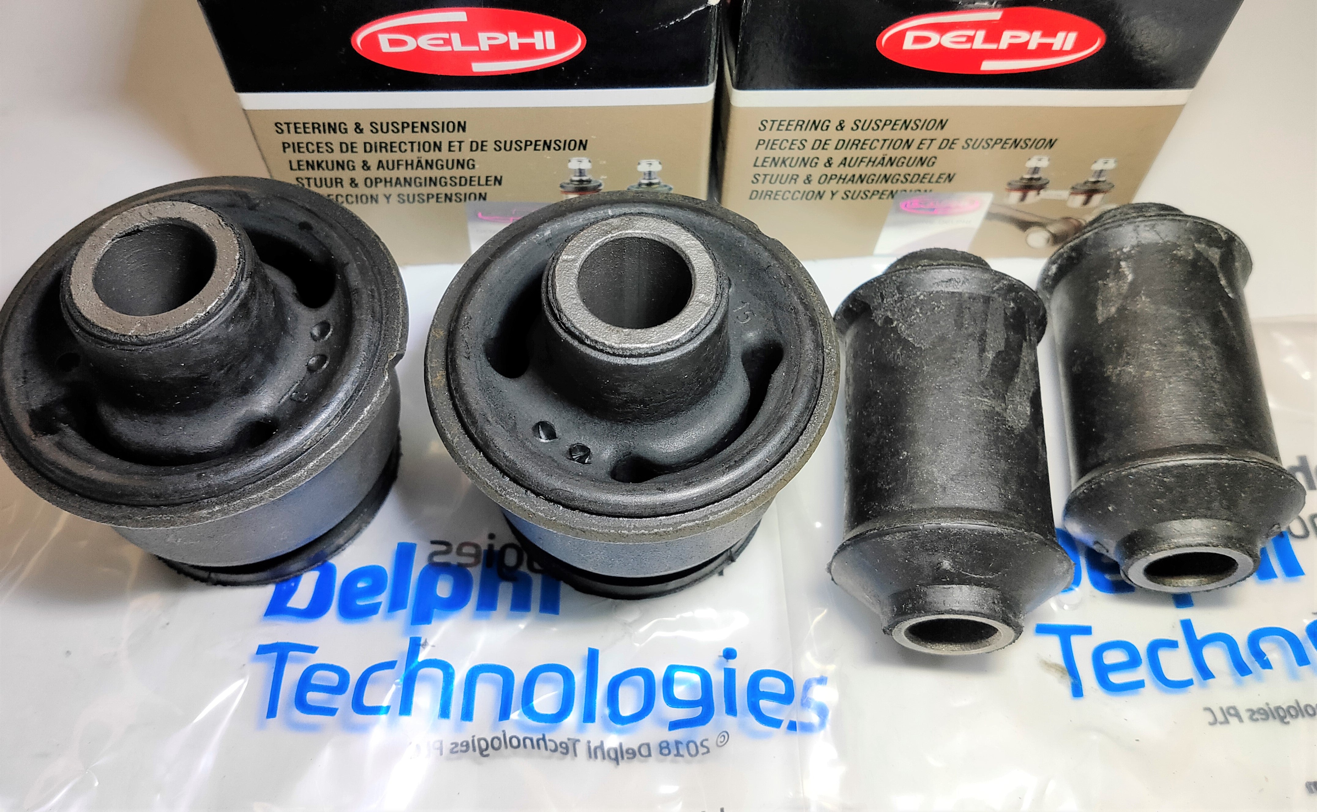 PTクルーザー ロアーコントロールアームブッシュ 左右セット【DELPHI製 